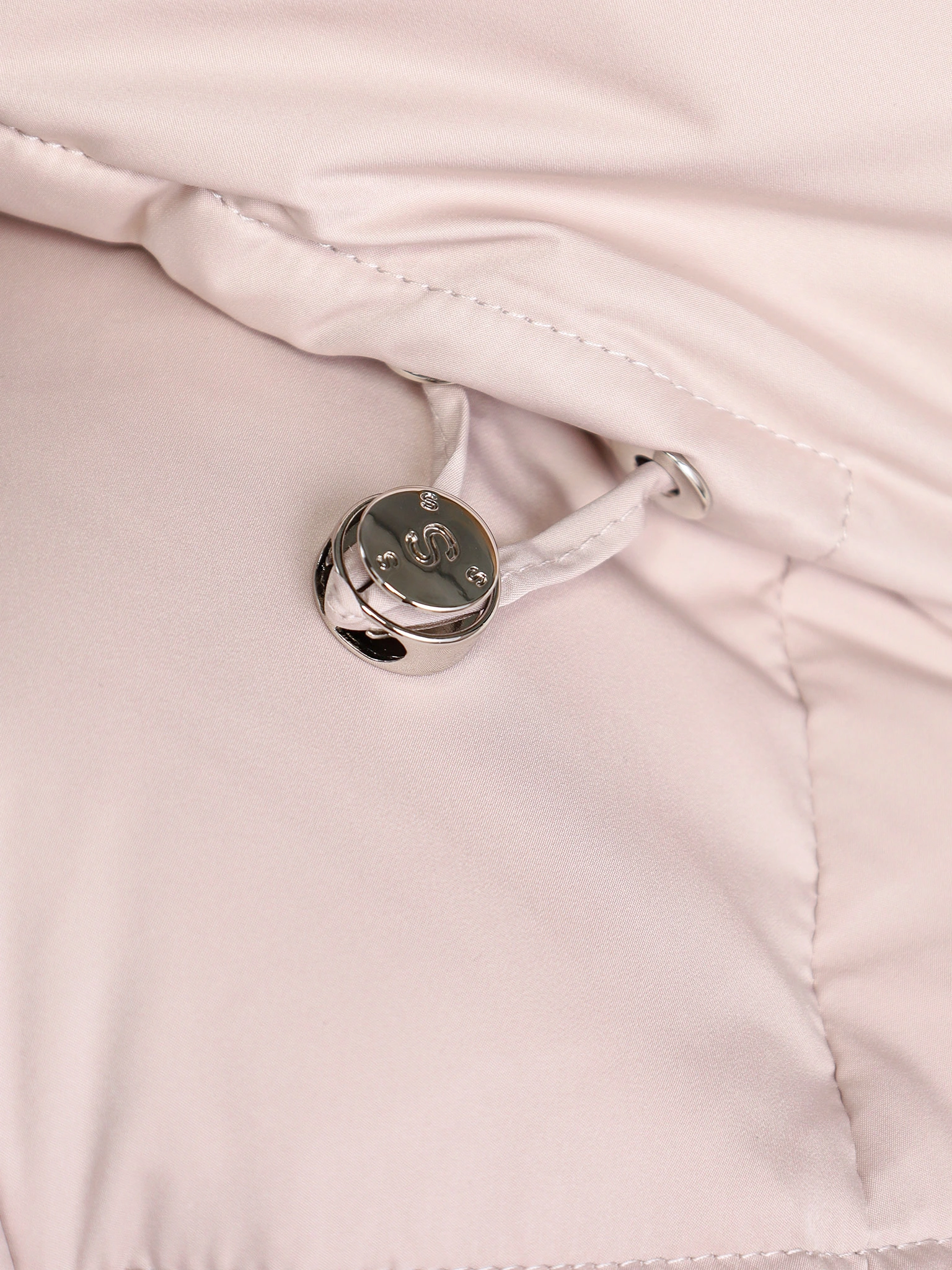 Пуховик светло-бежевого цвета с капюшоном